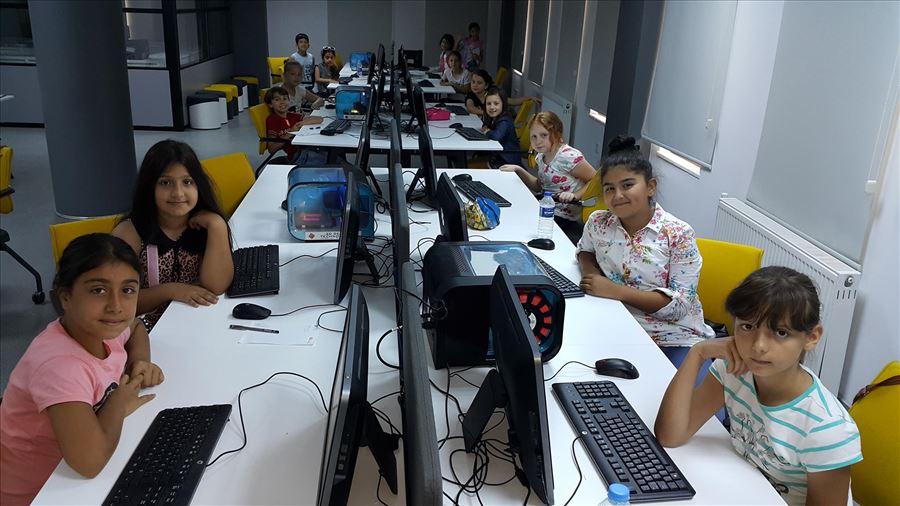  Gazi Akçakoca Bilgi Evi Öğrencileri 3D Yazıcı ve Tasarım Merkezinde